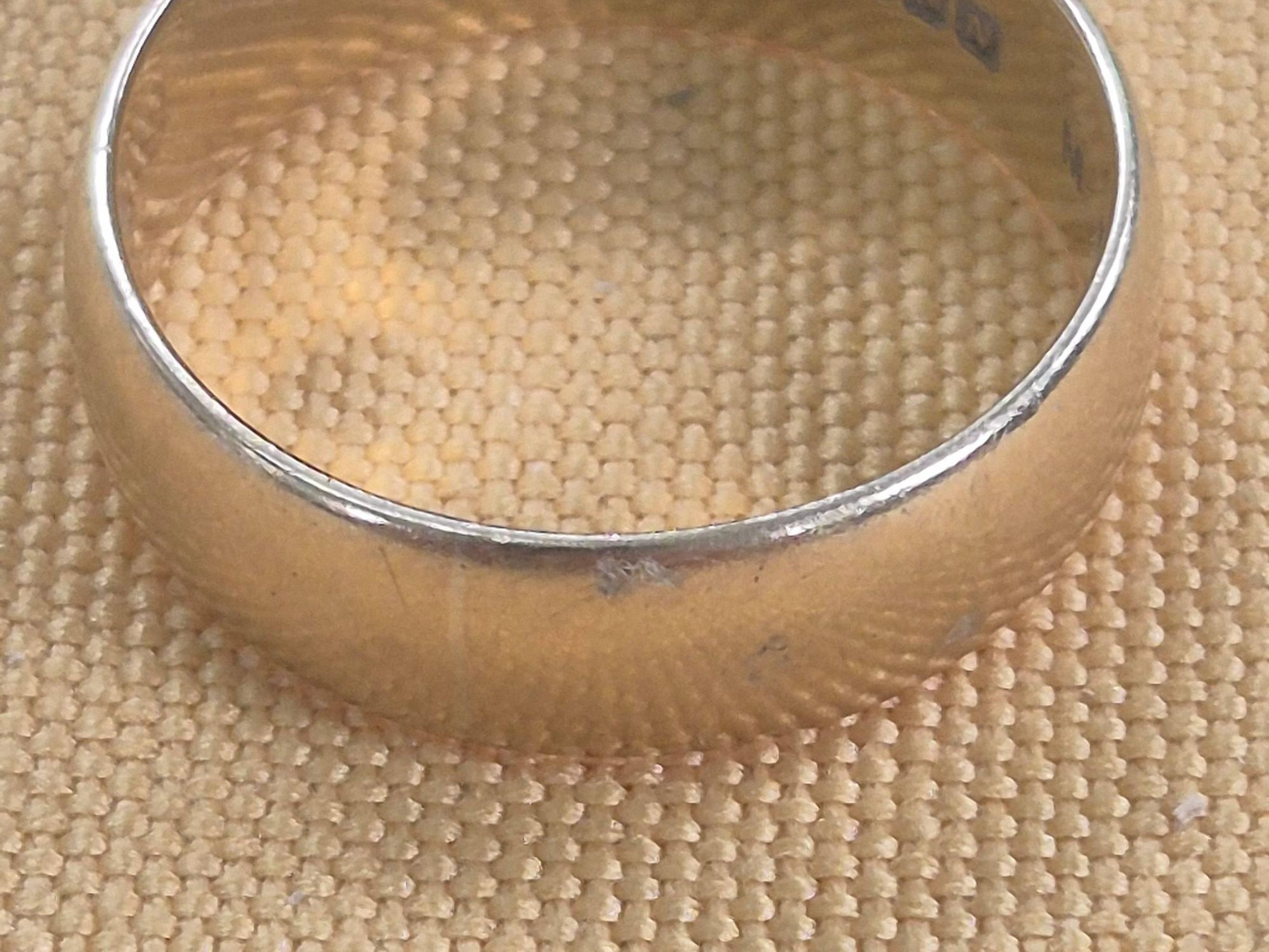 9ct gold wedding band in good order, size Q. 4.1 grams